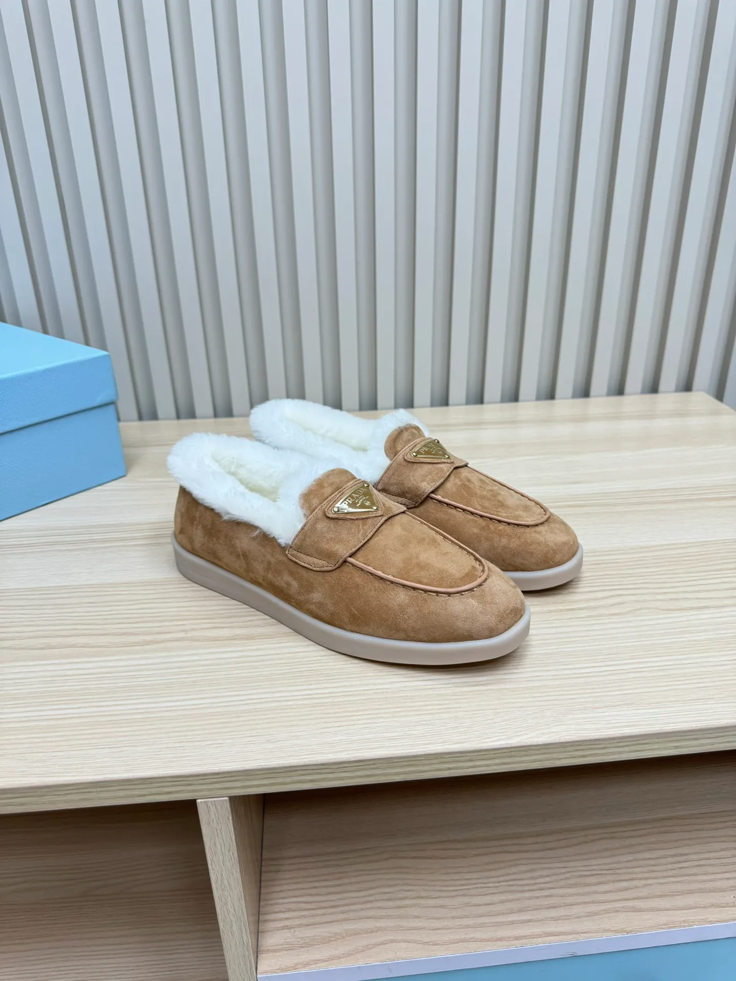 p580 Prada couple loafers｜Winter warmth and good looks at the same time online❄️👫 This is the C position of the shoe cabinet this autumn and winter! Prada's new couple's loafers are high-end yet still stylish~ ✨Imported frosted cowhide fabric, exquisite texture and high-end at first glance 🐑Australian imported sheepskin fur integrated lining, maximum warmth retention! It is also super warm to wear in winter in the north. 🔺The classic triangle logo embellishes the upper, which is simple and elegant, with perfect recognition. 💯Original TPU absorbent film outsole, non-slip, wear-resistant and durable. A must-have item for couples to go out on the street! The upper foot instantly enhances the overall outfit level, whether it is paired with a coat or a down jacket, it looks great ~ #Prada Loafers #coupleshoesrecommend #wintermusthaveshoes #luxurywear Outfit Fabric: Imported two-layer frosted cowhide Lining: Sheepskin imported from Australia One piece Outsole: Original Tpu absorbent film outsole Female size: 35~41 (customized in 41) Male size: 39~45 (customized in 45)